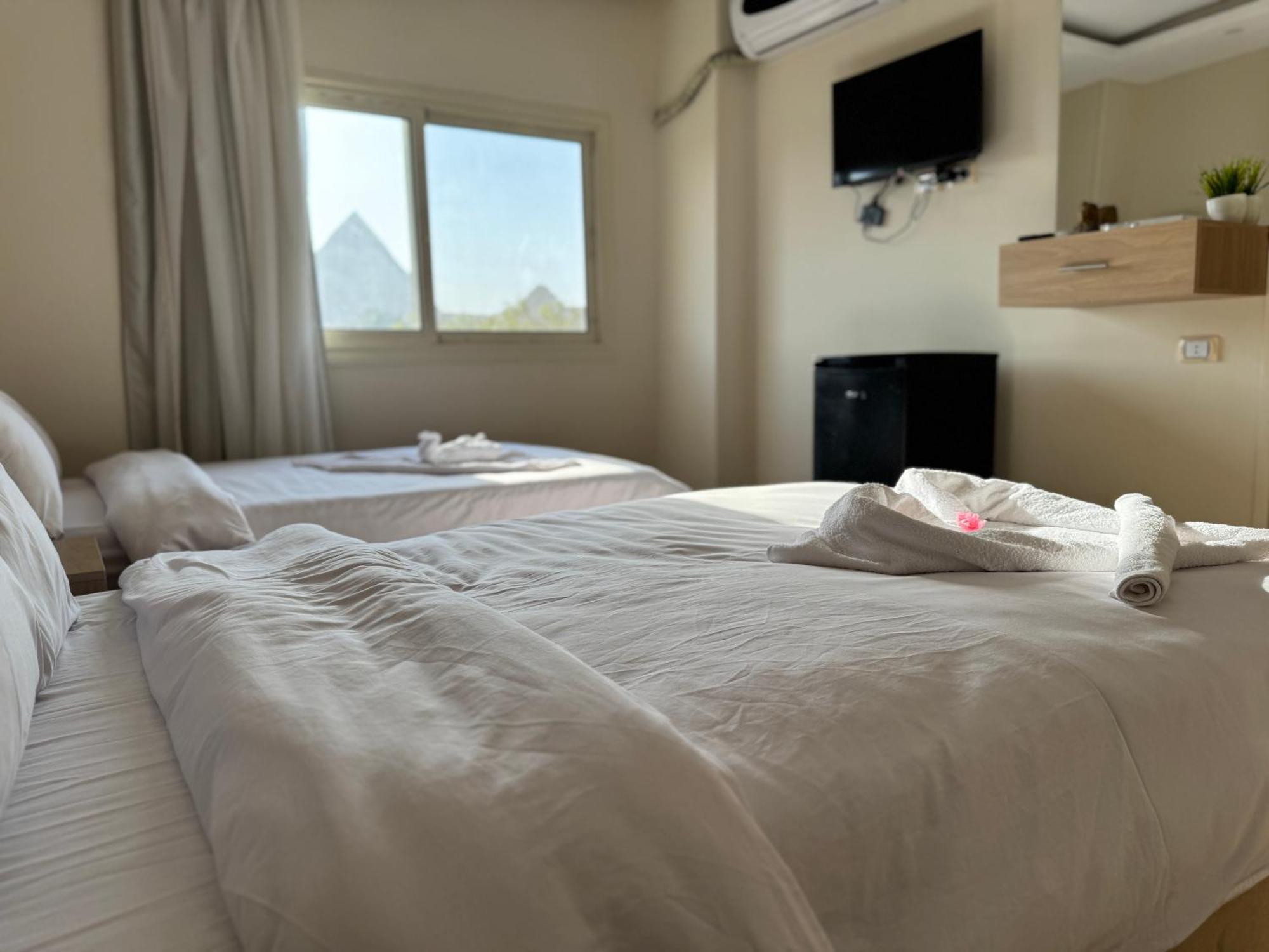 Pyramids Era View Hotel Kafrat al Jabal Bagian luar foto